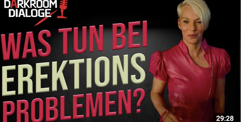 Erektionsprobleme Podcast Dakroom Dialoge Nadja Hummer schaut freundlich in die Kamera. Sie trägt ein pinkfarbenes Kleid. Untertitel Was tun bei Erektionsproblemen?