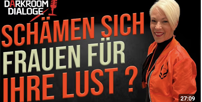 Lustverlust. Podcast Darkroom Dialoge Nadja Hummer trägt eine orangefarbene Jacke und schaut freundlich in die Kamera. Untertitel Schämen sich Frauen für ihre Lust?